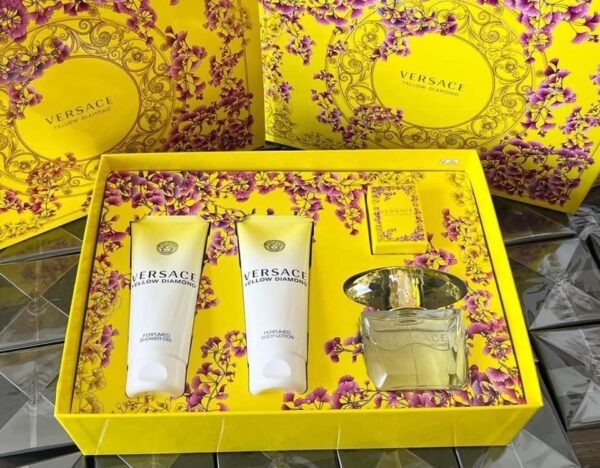 Versace Yellow Diamond Gift Set 2 1 - Nuochoarosa.com - Nước hoa cao cấp, chính hãng giá tốt, mẫu mới