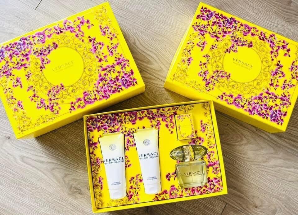 Versace Yellow Diamond Gift Set 3 1 - Nuochoarosa.com - Nước hoa cao cấp, chính hãng giá tốt, mẫu mới