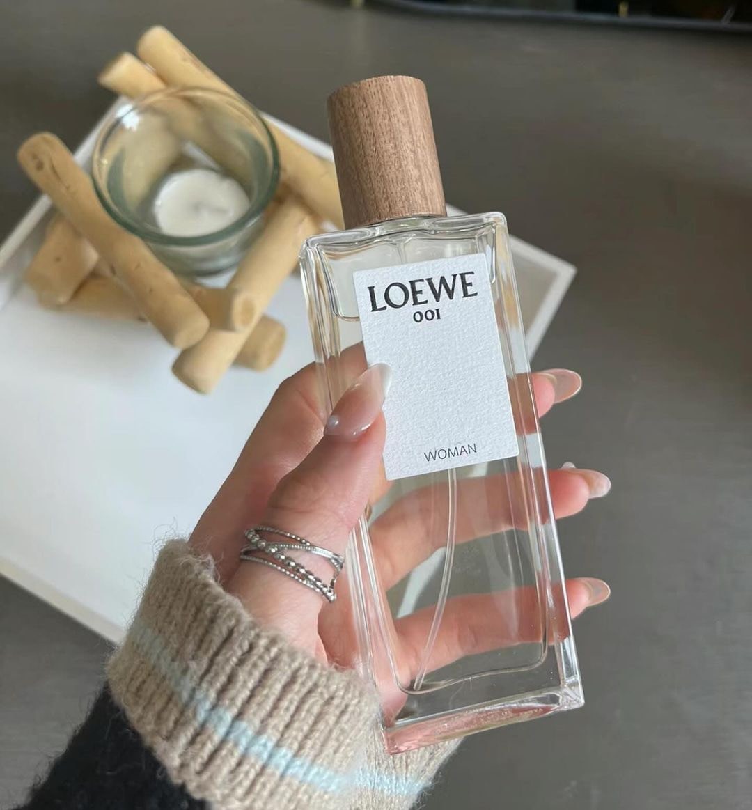 Loewe 001 Woman Eau De Parfum 4 - Nuochoarosa.com - Nước hoa cao cấp, chính hãng giá tốt, mẫu mới